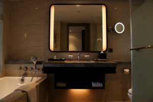 Jak wybrać odpowiednie lustro do łazienki, które będzie zarówno praktyczne, jak i estetyczne